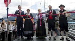 Liv Signe Navarsete var tilstede på møtet i Sps stortingsgruppe onsdag. Her er hun avbildet da hun som samferdselsminister skar snoren da Hardangerbroen ble åpnet for trafikk. Foto: Bergensavisen