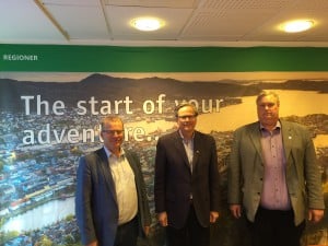 Styreleder Anved Johan Tveit (fv) har nå fått flere gode argumenter for hvorfor reiselivet bør velge Rv.7 som hovedforbindelse. Her fra møte med presidenten i NHO Reiseliv, Ole Warberg, tidligere i august. Til høyre, styreleder i Is Rv.7 Tor Egil Buøen.