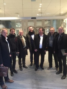 Etter møtet med Vidar Helgesen var optimismen stor blant delegasjonen som bestod av; Olav Skinnes, Sverre Lundemo, Anved JOhan Tveit, Harald Victor Hove, Petter Rukke, Knut Arne Gurigard, Endre Lægreid. FOTO: Tor Egil Buøen